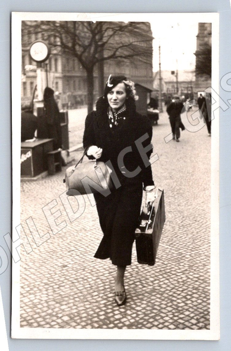 Pohlednice žena s kufrem na ulici (P2812)