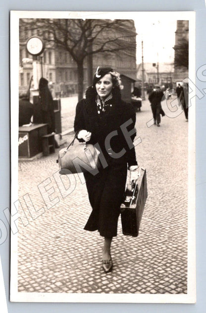 Pohlednice žena s kufrem na ulici (P2812)