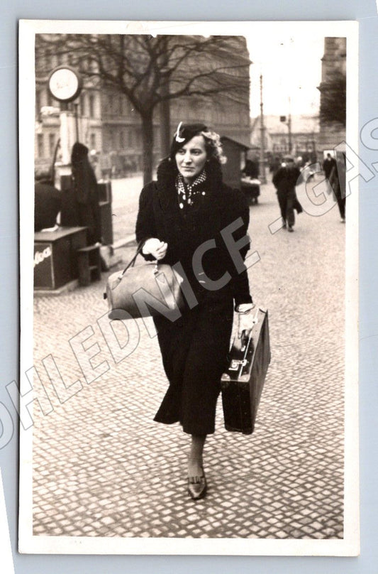 Pohlednice žena s kufrem na ulici (P2812)