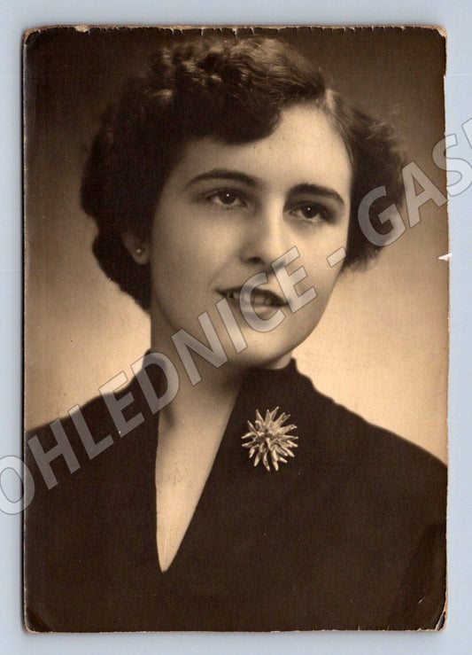 Stará fotografie elegantní žena s broží (P2813)