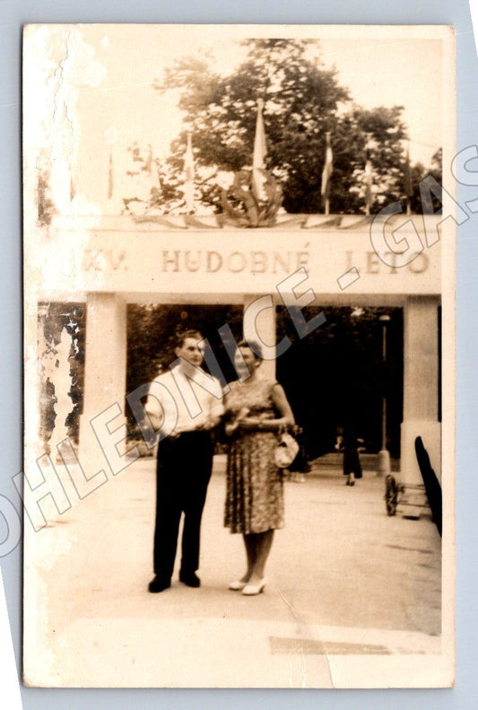 Stará fotografie Trnava muž a žena před nápisem Hudobné Leto (P2818)