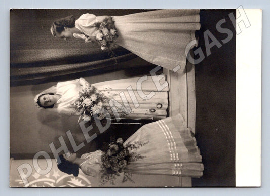 Stará fotografie tři mladé ženy s květinami 1949 (P2819)