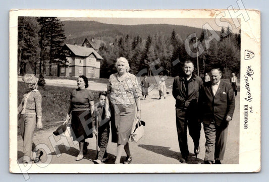 Stará fotografie Špindlerův Mlýn skupina lidí (P2828)