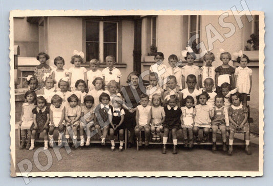 Stará fotografie skupina dětí a žena (P2831)