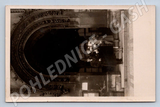 Stará fotografie Praha skupina žen s květinami u vchodu (P2832)