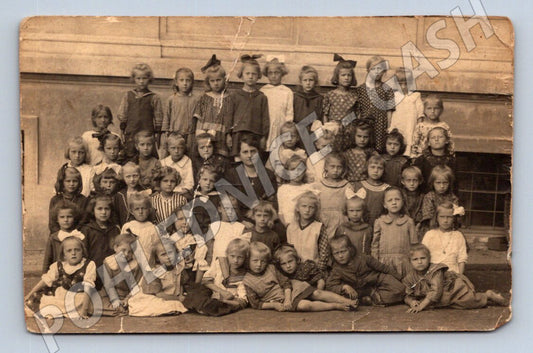 Pohlednice skupina dětí a ženy (P2836)