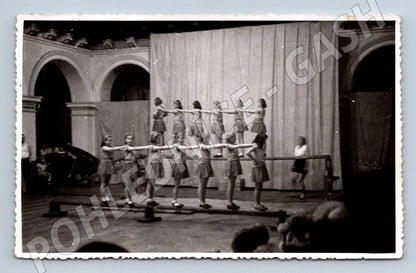 Stará fotografie skupina dívek cvičení gymnastika 1946 (P2837)