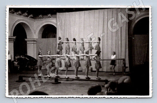 Stará fotografie skupina dívek cvičení gymnastika 1946 (P2837)