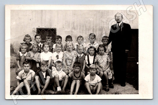 Stará fotografie skupina dětí s mužem (P2838)