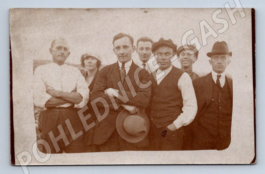 Pohlednice skupina lidí (P2839)