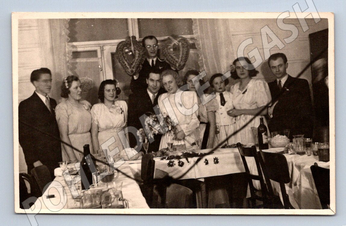 Stará fotografie skupina lidí na oslavě s květinami (P2844)