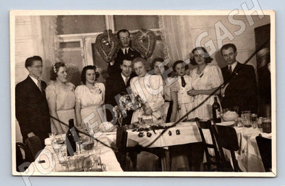Stará fotografie skupina lidí na oslavě s květinami (P2844)
