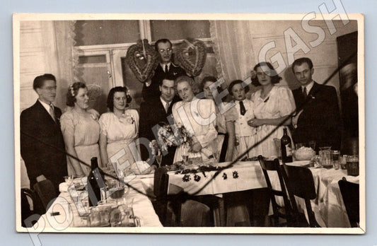 Stará fotografie skupina lidí na oslavě s květinami (P2844)