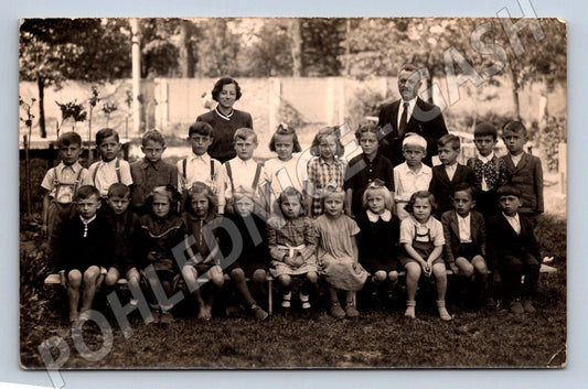 Stará fotografie skupina školních dětí s učiteli (P2845)