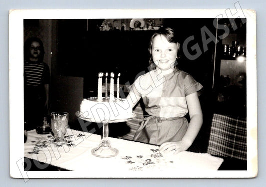Stará fotografie dívka s narozeninovým dortem (P2846)