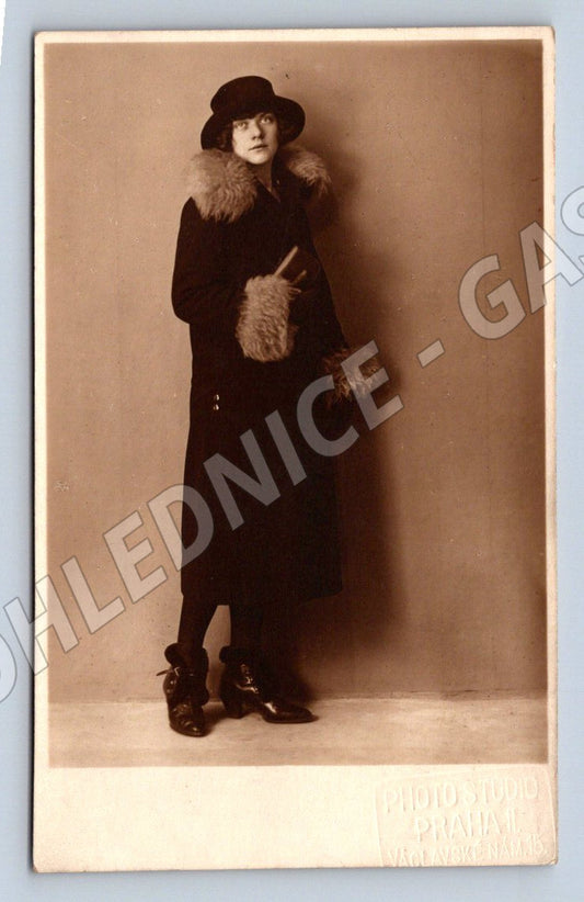 Pohlednice Praha žena v kabátě ateliér 1925 (P2847)