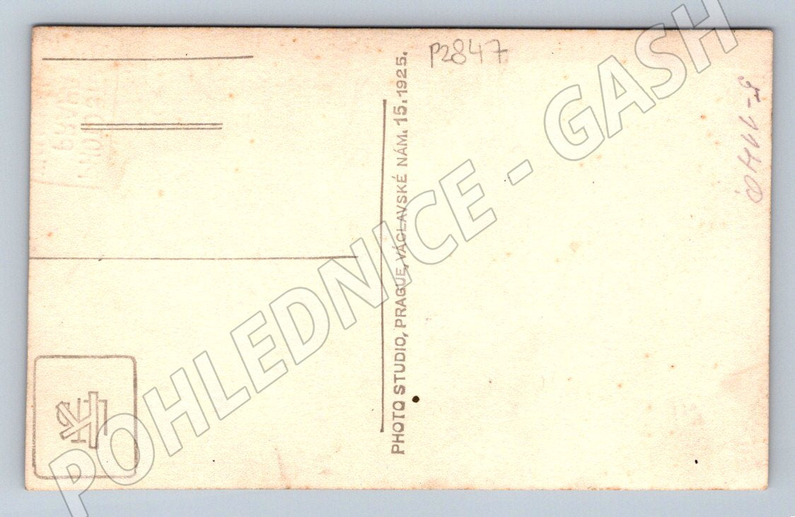 Pohlednice Praha žena v kabátě ateliér 1925 (P2847)
