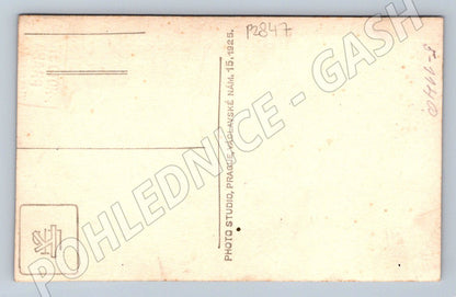 Pohlednice Praha žena v kabátě ateliér 1925 (P2847)