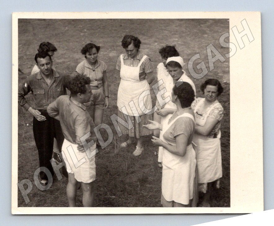 Stará fotografie skupina lidí s zástěrami venku (P2848)