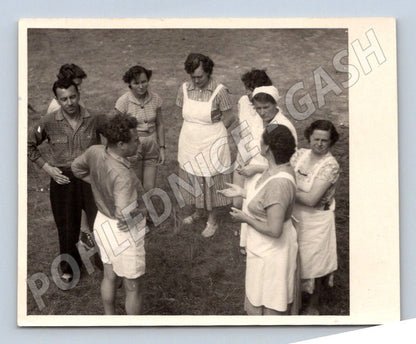 Stará fotografie skupina lidí s zástěrami venku (P2848)