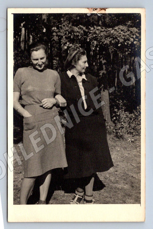 Pohlednice dvě ženy leží v trávě (P2849)