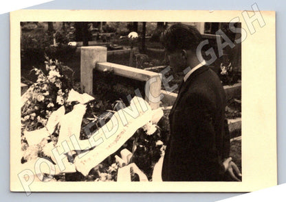 Stará fotografie muž u hrobu Rosina Svorcová (P2857)