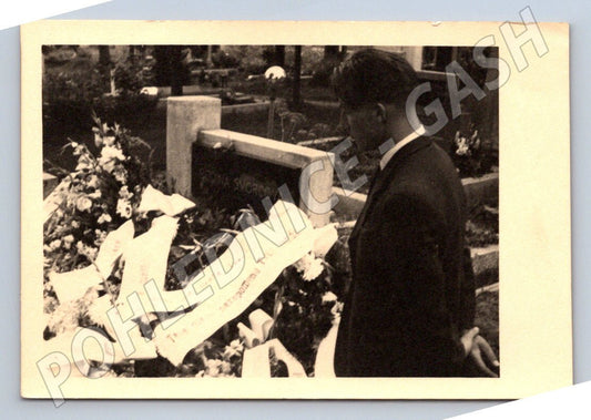 Stará fotografie muž u hrobu Rosina Svorcová (P2857)