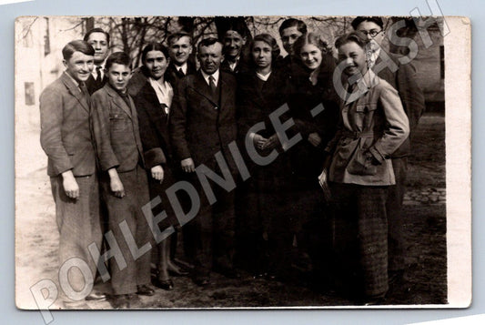Pohlednice skupina mladých lidí s mužem (P2863)