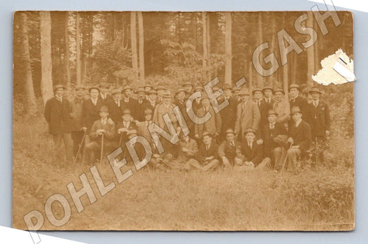 Pohlednice skupina mužů v lese (P2866)