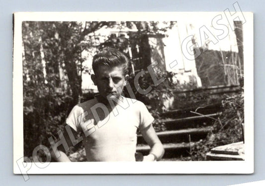 Stará fotografie mladý muž venku (P2871)