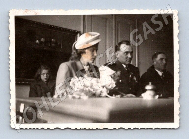 Stará fotografie svatební pár u stolu 1949 (P2872)