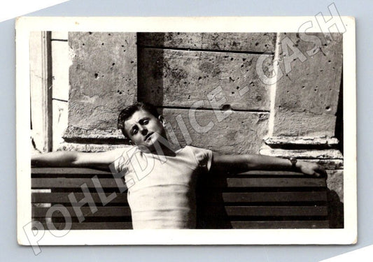 Stará fotografie muž odpočívající na lavičce (P2873)