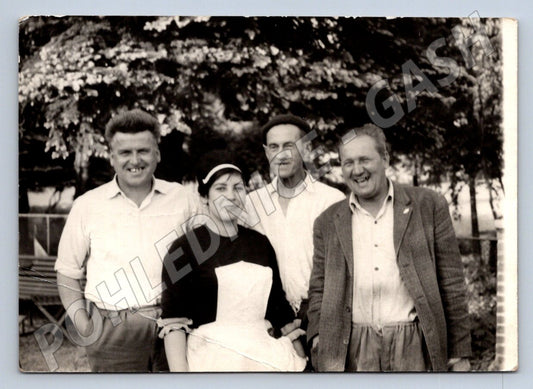 Stará fotografie skupina čtyř lidí venku (P2884)