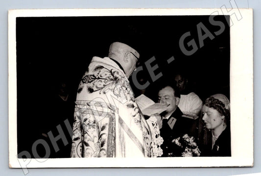 Stará fotografie Praha kněz a lidé při obřadu (P2885)