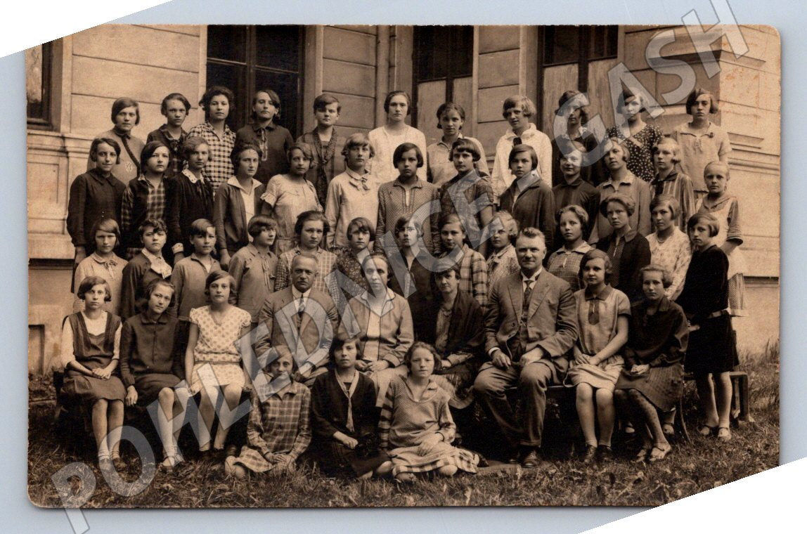 Stará fotografie skupina žáků a dospělých (P2888)