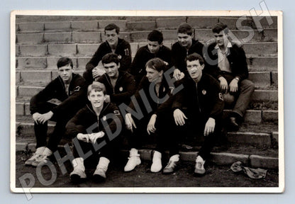 Stará fotografie skupina mladých mužů sportovci na schodech (P2891)