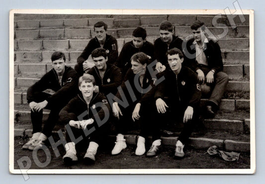 Stará fotografie skupina mladých mužů sportovci na schodech (P2891)