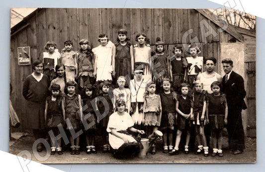 Pohlednice skupinové foto dětí a dospělých v kostýmech (P2895)