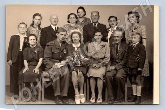 Stará fotografie Bučovice svatební pár skupina 1940s (P2897)