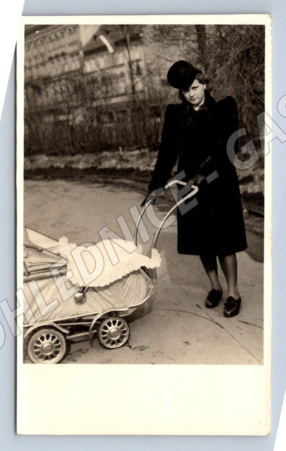 Pohlednice žena s kočárkem venku 1943 (P2920)