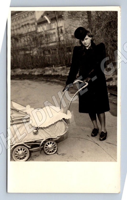 Pohlednice žena s kočárkem venku 1943 (P2920)