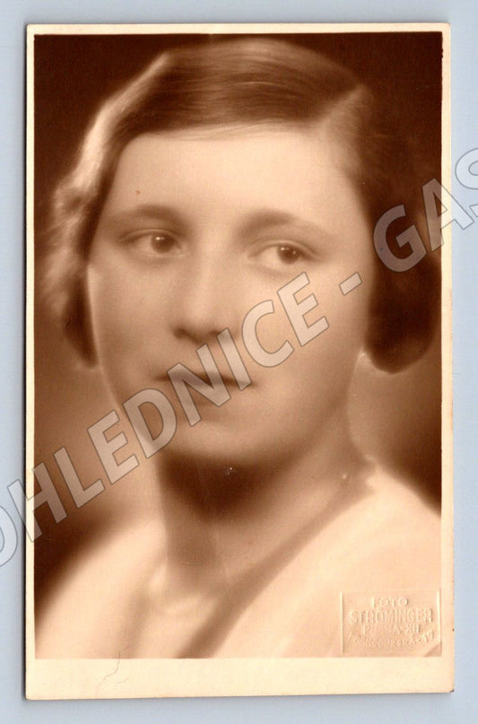 Pohlednice portrét ženy ateliér Ströminger Praha (P2921)