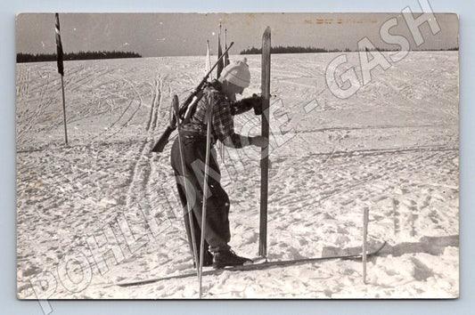 Stará fotografie lyžař s puškou ve sněhu (P2925)