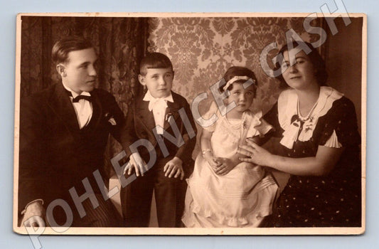 Stará fotografie Praha rodina s dětmi ateliér Zdenka (P2927)