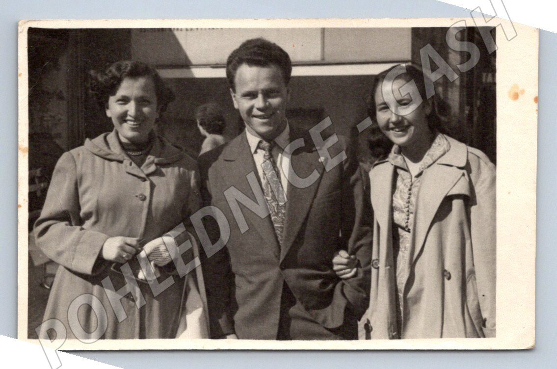 Stará fotografie tři usměvaví lidé (P2930)