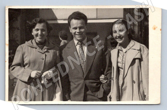Stará fotografie tři usměvaví lidé (P2930)
