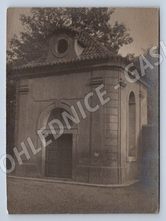 Stará fotografie detail budovy s architektonickými prvky (P2932)