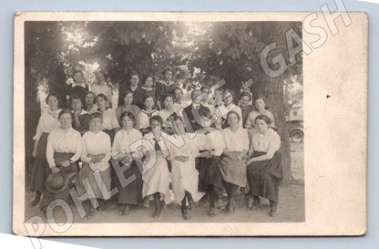 Pohlednice skupina mladých lidí pod stromem 1915 (P2933)