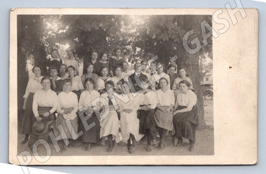Pohlednice skupina mladých lidí pod stromem 1915 (P2933)