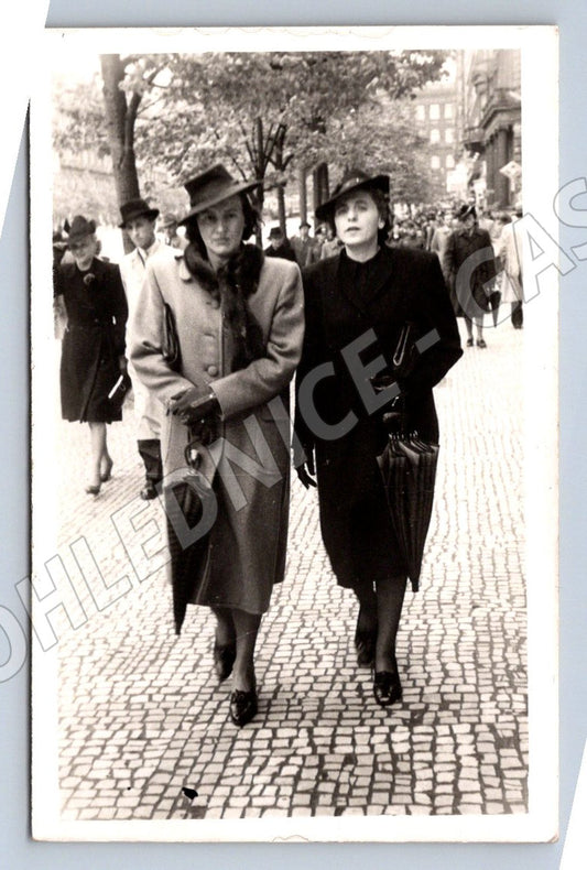 Stará fotografie Praha dvě ženy v kabátech na ulici (P2942)